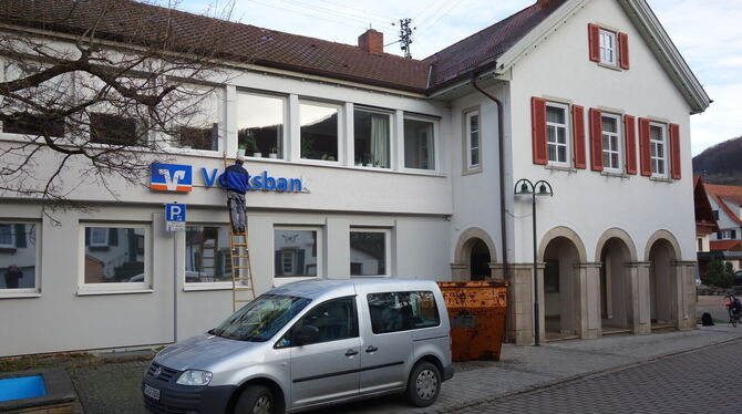 Am Freitag wurden die Embleme und der Volksbank-Schriftzug am Glemser Rathaus entfernt. Die  Kunden werden nach Neuhausen oder z