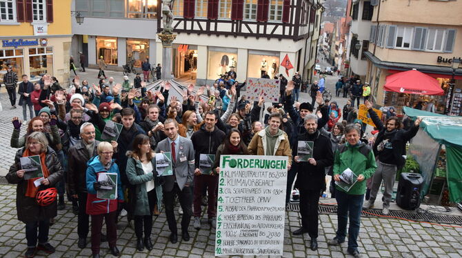 Die Aktivisten der Fridays-for-Future-Bewegung übergeben ihren Katalog mit zehn Forderungen an OB Boris Palmer und Vertreter der