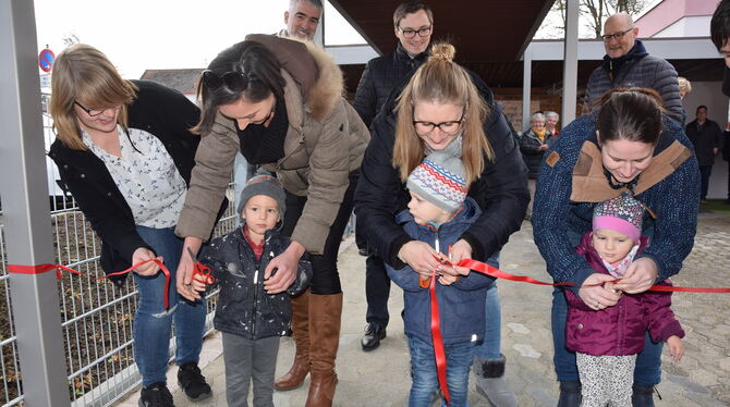 Die Krippenkinder schneiden selbst das rote Band zu ihren neuen Räumen durch.  FOTOS: SAPOTNIK