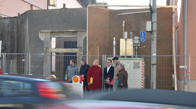 Verkehrsumtost: Baubürgermeisterin Ulrike Hotz mit Mitarbeitern am Hotspot Messstelle in der Reutlinger Lederstraße. FOTO: MEYER