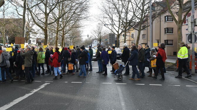Die Demonstranten protestieren gegen die Schließung des Fußgängerüberwegs am Matthäus-Alber-Haus.