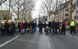 Die Demonstranten protestieren gegen die Schließung des Fußgängerüberwegs am Matthäus-Alber-Haus.