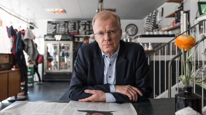 Henning Ziebritzki sitzt in einem Café