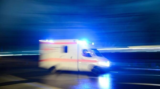 Krankenwagen mit Blaulicht Krankenwagen mit Blaulicht