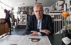 Lyriker Henning Ziebritzki liest Zeitung