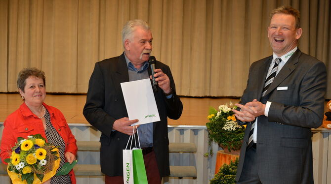 Erika und Ewald Schlotterbeck erhielten aus der Hand von Bürgermeister Alexander Schweizer (rechts) den Paul-Jauch-Preis.
