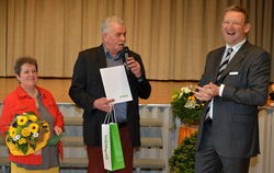 Erika und Ewald Schlotterbeck erhielten aus der Hand von Bürgermeister Alexander Schweizer (rechts) den Paul-Jauch-Preis. 