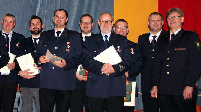 Die Feuerwehr Hohenstein ehrte in ihrer Hauptversammlung verdiente Mitglieder.  FOTO: LEIPPERT