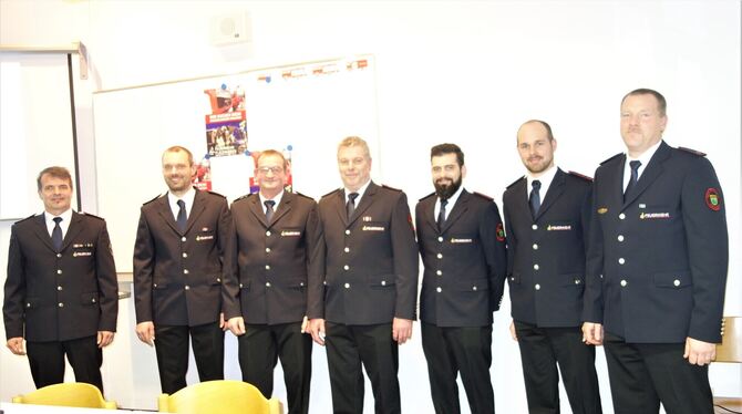 Gesamtkommandant Matthias Lutz (links) und Abteilungskommandant Stefan Nedele übergaben an Lothar Reichenecker und Thomas Schäfe