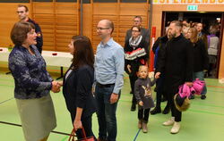 Der Handschlag mit Bürgermeisterin Silke Höflinger (links) ist fester Bestandteil des Walddorfhäslacher Neujahrsempfangs.  FOTO: