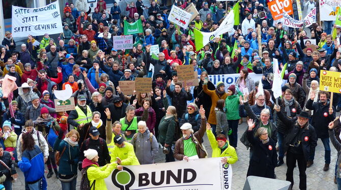 Rund 2 500 Demonstranten trafen sich in Tübingen, um ihrem Ärger Luft zu machen. FOTO: WEBER