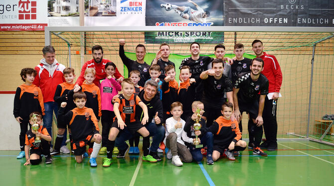 Die beiden Siegermannschaften des ersten Reutlinger Stadtpokals. FOTO: PIETH