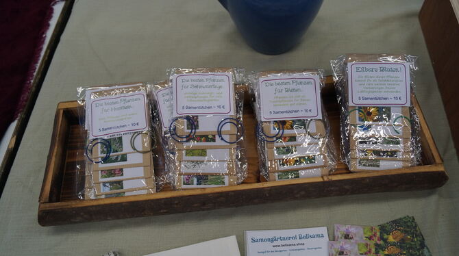 Blühpflanzensamen für Bienen, Hummeln und Schmetterlinge. Blühpflanzensamen für Bienen, Hummeln und Schmetterlinge.