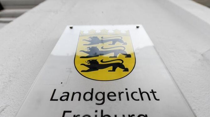 Ein Schild mit der Aufschrift »Landgericht Freiburg«