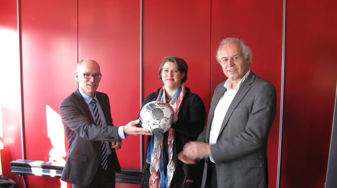 Stellten die Schnuppermitgliedschaft heute im Detail vor: Sportamtsleiter Uwe Weber (links), Jutta Fundel, Geschäftsführerin der