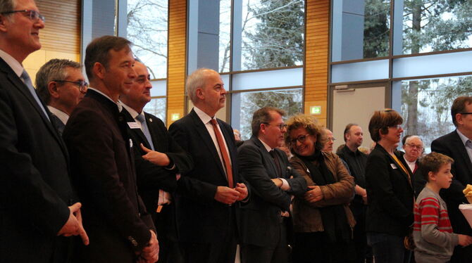 Promi-Riege (von links): Die Bundestagsabgeordneten Michael Donth (CDU) und Pascal Kober (FDP), Hermann Friedl als Dekan der kat