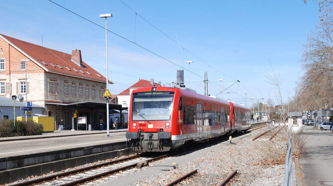 Die Ermstalbahn zwischen Bad Urach-Metzingen stand wegen ausgefallener Züge in der Kritik. Wie geht es weiter?   FOTO: PFISTERER