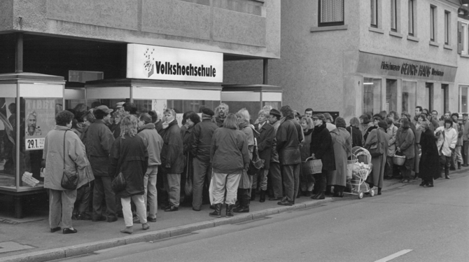 Schlange stehen für einen Platz im gewünschten Kurs: So sah es 1991 vor der VHS Pfullingen aus.  FOTO: KISSLING
