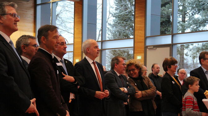 Große Promi-Riege (von links): Die Bundestagsabgeordneten Michael Donth (CDU) und Pascal Kober (FDP), Hermann Friedl als Dekan d