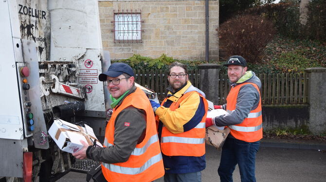 Diesmal waren genügend Bündel am Straßenrand bereitgelegt (von links): Adam Pommersbach, Julian Noak und Ralf Beckert, die mit e