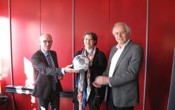 Damit der Nachwuchs in Vereinen am Ball bleibt: Uwe Weber (links), Jutta Fundel und Dr. Werner Ströbele stellten die Schnuppermi