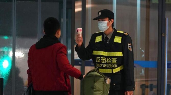 Temperaturkontrolle am Flughafen Wuhan