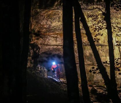 Einsatzkräfte stehen am Eingang der Falkensteiner Höhle