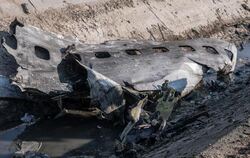 Trümmerteile des ukrainischen Passagierflugzeugs