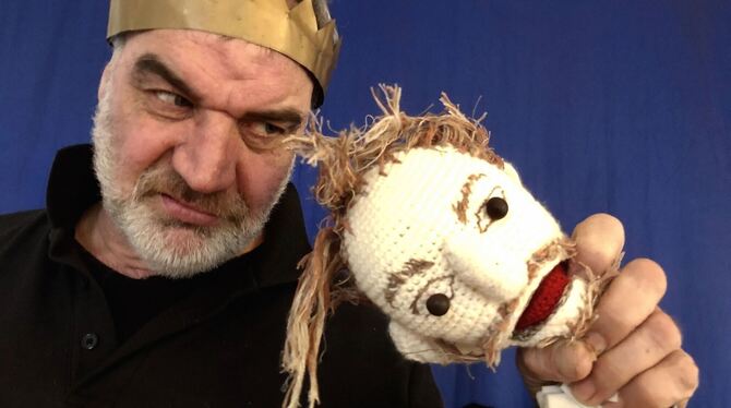 Michael Miensopust mit einer Shakespeare-Puppe bei Proben zu seinem Stück »Richard III – great again«.  FOTO: SCHULTZE