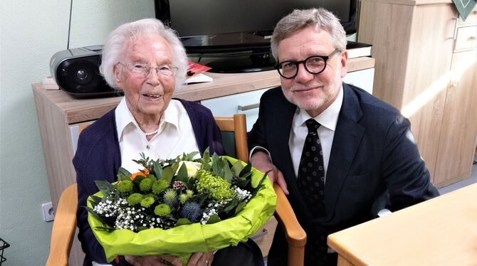 Einen Blumenstrauß und beste Wünsche gab es für Erika Kraft von Finanzbürgermeister Alexander Kreher.  FOTO: BÖHM