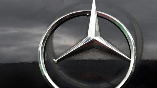 Ein beschädigter Mercedes-Stern auf einem Mercedes