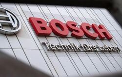 Das Logo von Bosch ist an einem Gebäude zu sehen