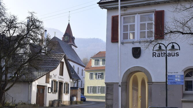 Idyllischer Ortskern mit Backhaus, Kirche und Rathaus. Den Glemsern gefällt ihr Dorf. Dass die Volksbank aber aus dem Rathausgeb