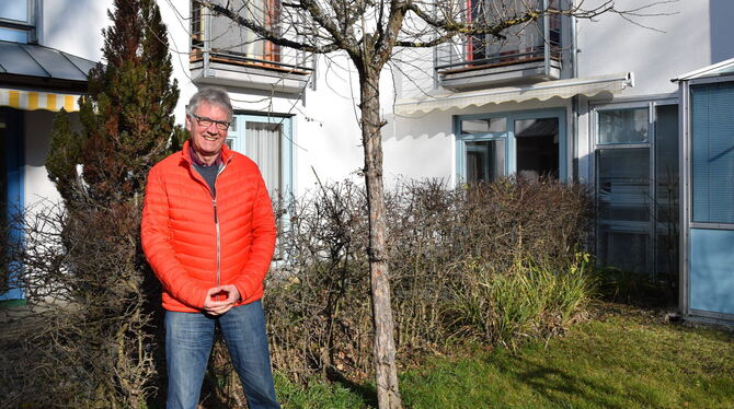 Diakon Rainer Bochtler vor dem Haus an der Steinlach, dessen Bewohner er seit mehr als 25 Jahren betreut.  FOTO: LENSCHOW