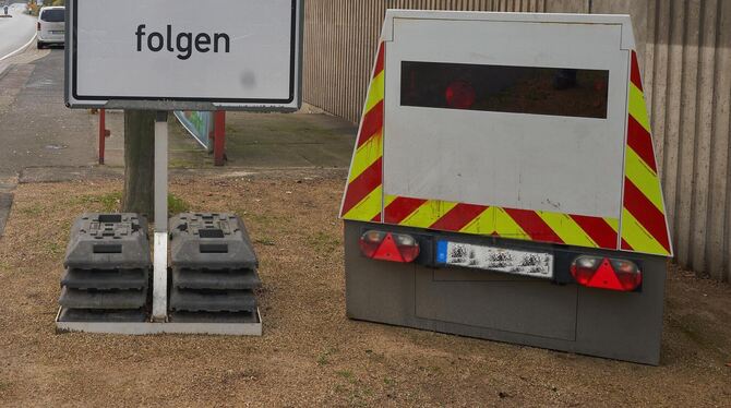 Eine semistationäre Geschwindigkeitsmesseinrichtung, sprich Anhänger mit Blitzer, steht am Straßenrand.