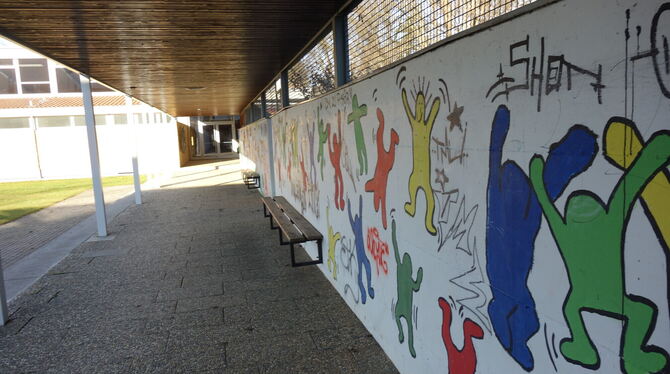 Wohin führt der Weg der Glemser Grundschüler künftig, nach Glems oder nach Neuhausen? Im Bild der bunt verzierte Gang zwischen d Wohin führt der Weg der Glemser Grundschüler künftig, nach Glems oder nach Neuhausen? Im Bild der bunt verzierte Gang zwischen d