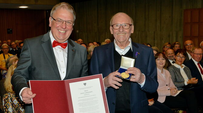 Der langjährige SPD-Stadtrat Ulrich Lukaszewitz (rechts) erhält von Reutlingens Oberbürgermeister Thomas Keck die Bürgermedaille