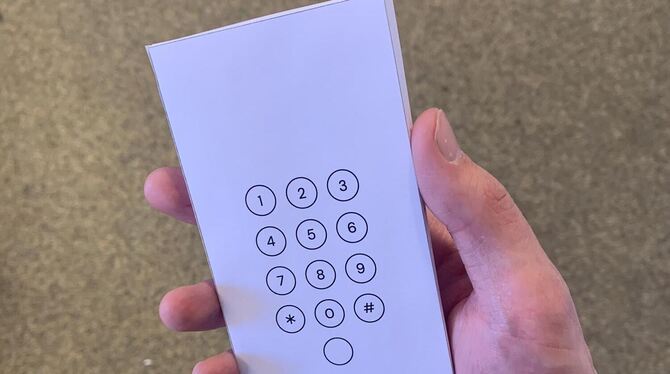 So sieht der fertig aus Papier gebastelte Umschlag fürs Smartphone aus.