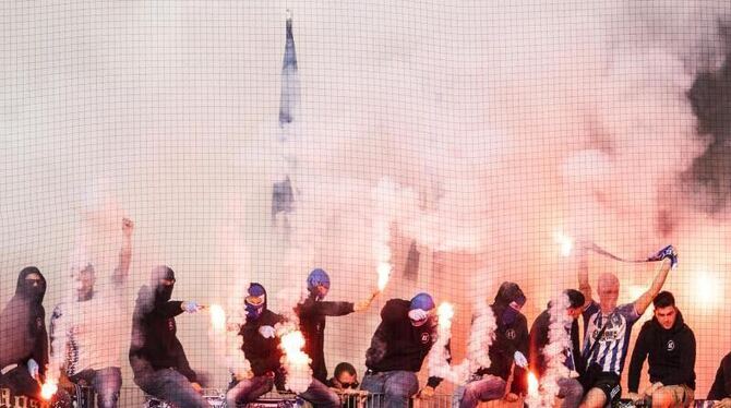 Karlsruher Fans zünden Pyrotechnik