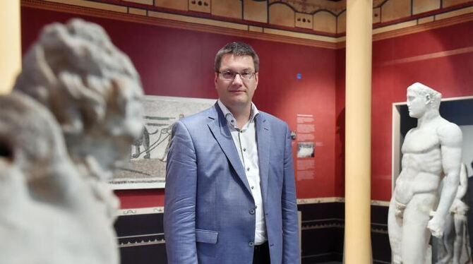 Museumsdirektor Eckart Köhne steht zwischen Skulpturen