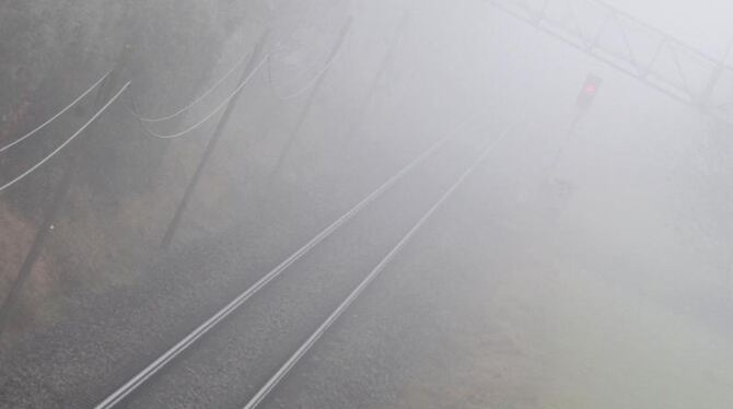 Bahngleise im Nebel