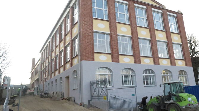 Bald ist das Dienstleistungszentrum fertig. Im Mai wird die Fertigstellung der Ratsfabrik gebührend gefeiert.  FOTO: FÖRDER