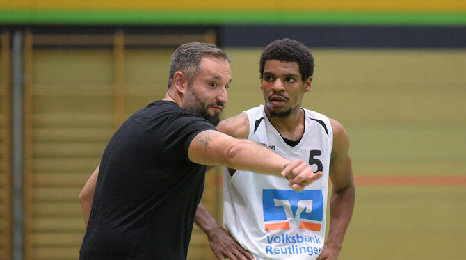 Der Trainer der TSG Volksbank Reutlingen gibt die Richtung vor: Vasilios Tsuknidis mit Anweisungen an Marques Charlton.  FOTO: B
