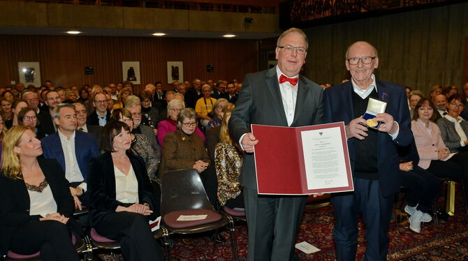 OB Thomas Keck ehrt Ulrich Lukaszewitz (rechts) mit der Reutlinger Bürgermedaille in Gold nebst Urkunde. FOTOS: NIETHAMMER