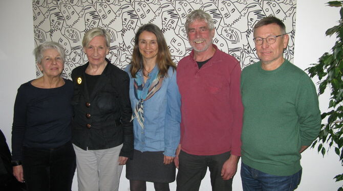Fünf gleichberechtigte Vorstandsmitglieder der Paritätischen in Reutlingen rücken enger zusammen (von links): Gabriele Janz, Mar