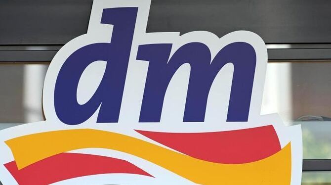 Ein Logo der Drogeriemarktkette dm Ein Logo der Drogeriemarktkette dm