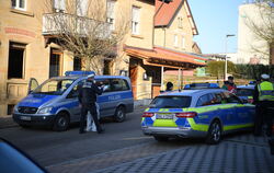 Nach Schüssen in Rot am See im Nordosten Baden-Württembergs stehen Polizeiautos an einem Haus. Hier sollen mehrere Menschen getö