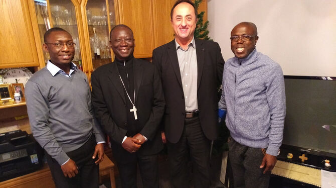 Pfarrvikar Andrew Antwi Owusu (von links), Bischof Andrew Antwi Gyamfi, Dekan Hermann Friedl und Pfarrvikar Augustine Oppong-Tab