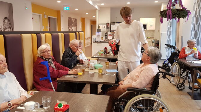 Mittagstisch im Haus am Reichenbach: Pfleger Tim Gerlach trägt das Essen auf und plauscht mit den Bewohnern. FOTOS: KÜSTER