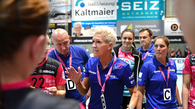 Metzingens Trainerin Edina Rott (Mitte) und ihr Team spielen im Pokal-Halbfinale Ende Mai gegen den Thüringer HC. Foto: Pieth Metzingens Trainerin Edina Rott (Mitte) und ihr Team spielen im Pokal-Halbfinale Ende Mai gegen den Thüringer HC. Foto: Pieth